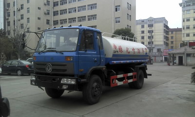 东风11吨洒水车与压缩垃圾车 城市环卫的双重保障