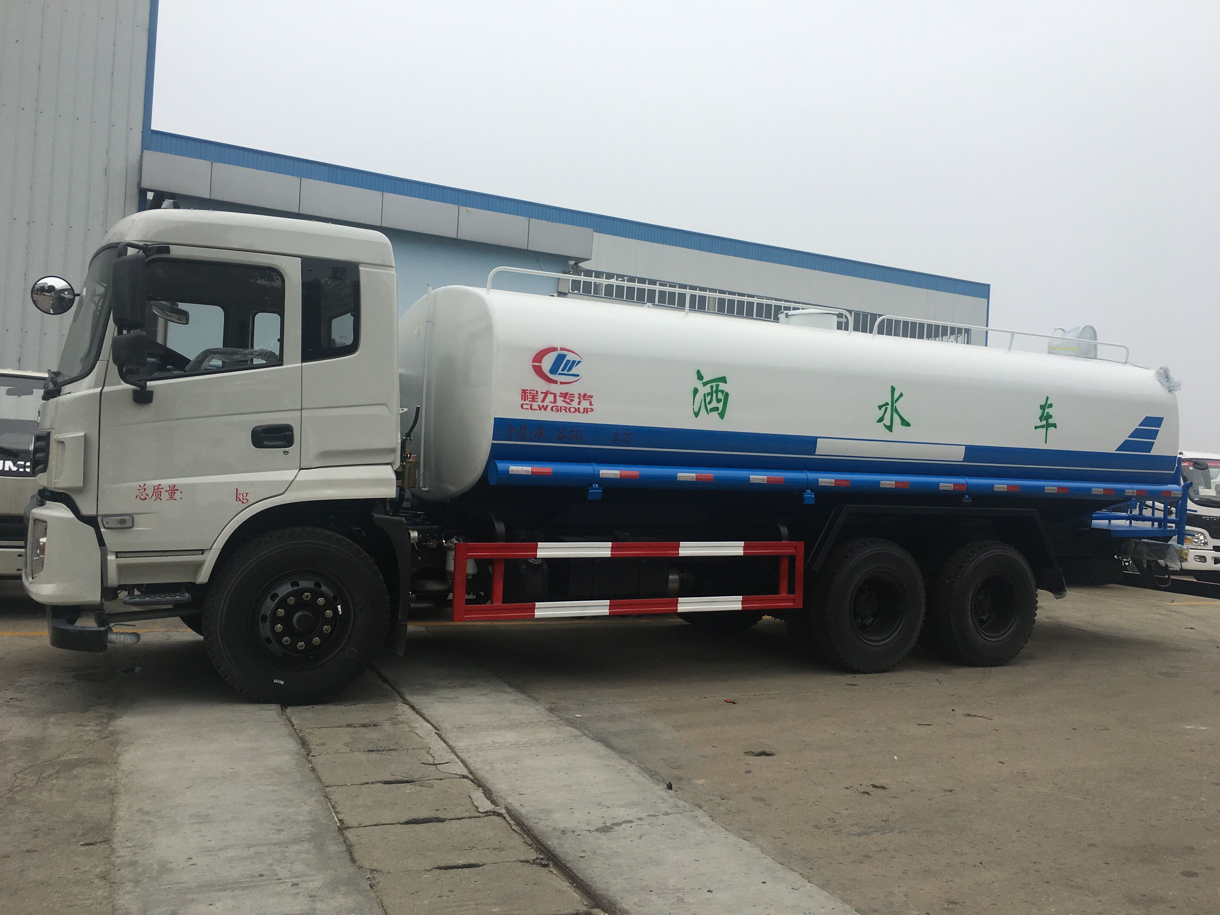 城市清洁的无声卫士 环卫洒水车与压缩垃圾车